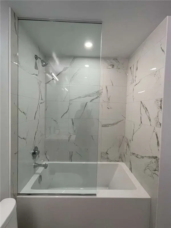 10 Honeycrisp CRES #917, Vaughan, ON L4K 0M7