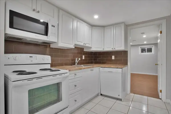 42 Daphne CRES #B, Barrie, ON L4M 2Y8