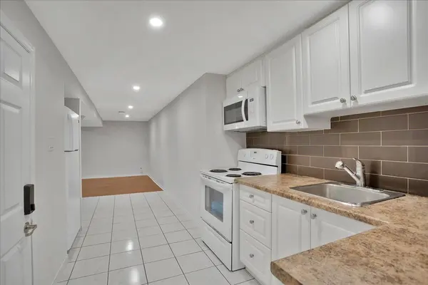 42 Daphne CRES #B, Barrie, ON L4M 2Y8