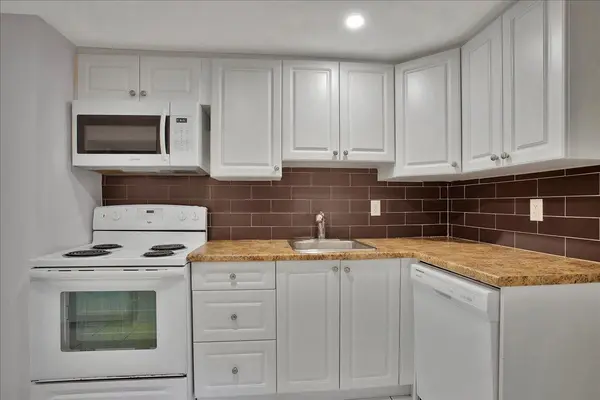 42 Daphne CRES #B, Barrie, ON L4M 2Y8