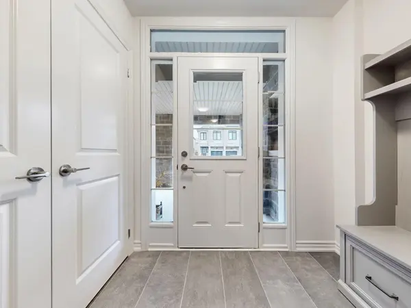 30 Paisley DR, Bradford West Gwillimbury, ON L3Y 0A3