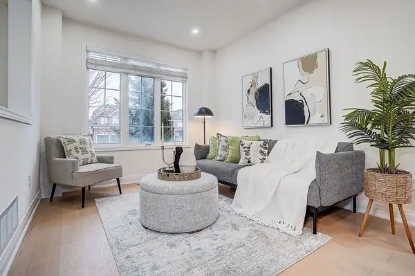 16 Hartwell WAY, Aurora, ON L4G 7X7