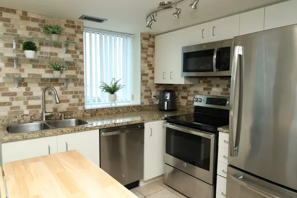 2565 Erin Centre BLVD #503, Mississauga, ON L5M 6Z8