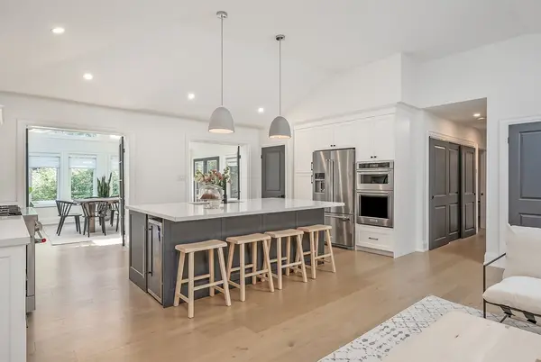 564 Maplehill DR, Burlington, ON L7N 2W3