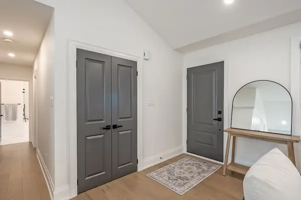 564 Maplehill DR, Burlington, ON L7N 2W3