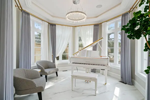 18 Suncrest DR, Toronto C12, ON M3C 2L2