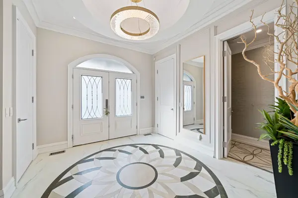 18 Suncrest DR, Toronto C12, ON M3C 2L2