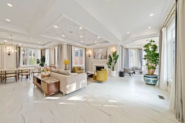 18 Suncrest DR, Toronto C12, ON M3C 2L2