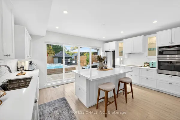 22 Ninth ST, Toronto W06, ON M8V 3E3