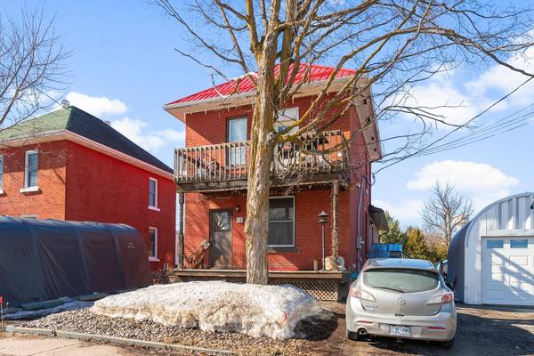 12 Meadow ST, Whitewater Region, ON K0J 1K0