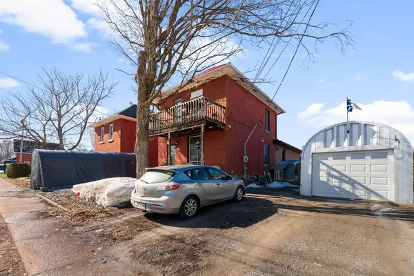 12 Meadow ST, Whitewater Region, ON K0J 1K0