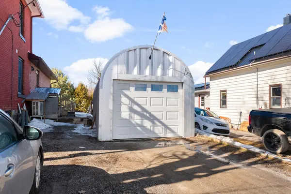 12 Meadow ST, Whitewater Region, ON K0J 1K0