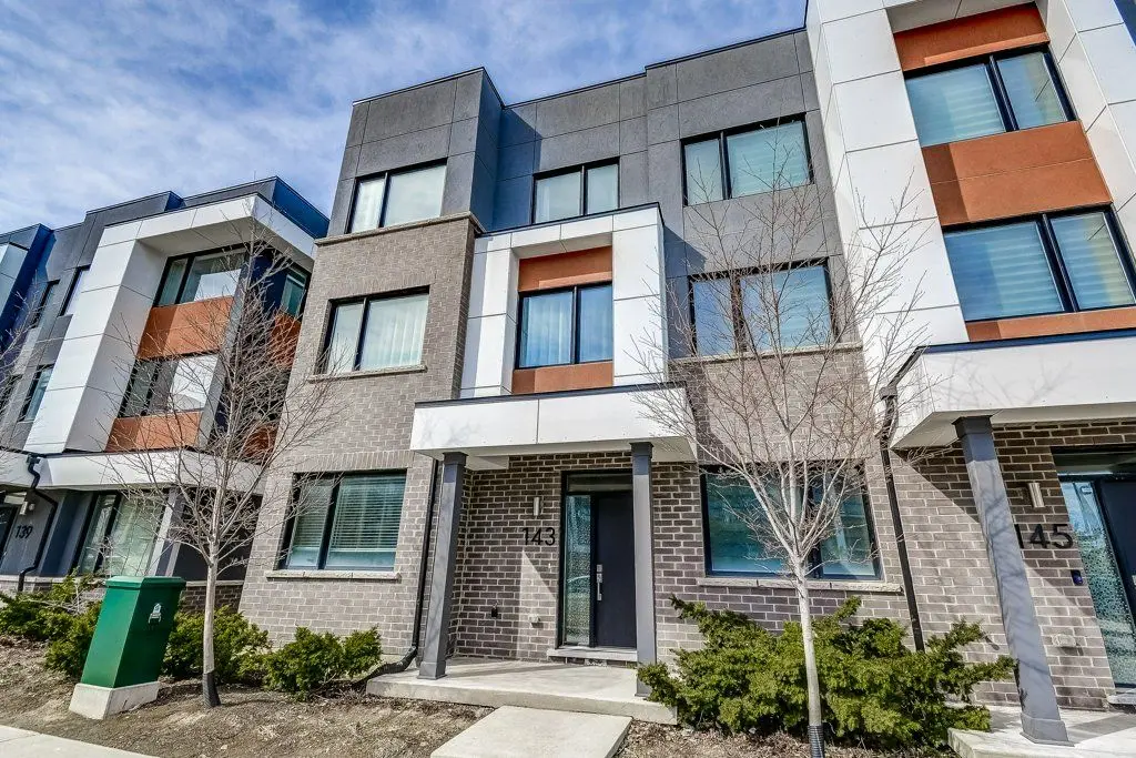 143 Grovewood Common, Oakville, ON L6H 0X5