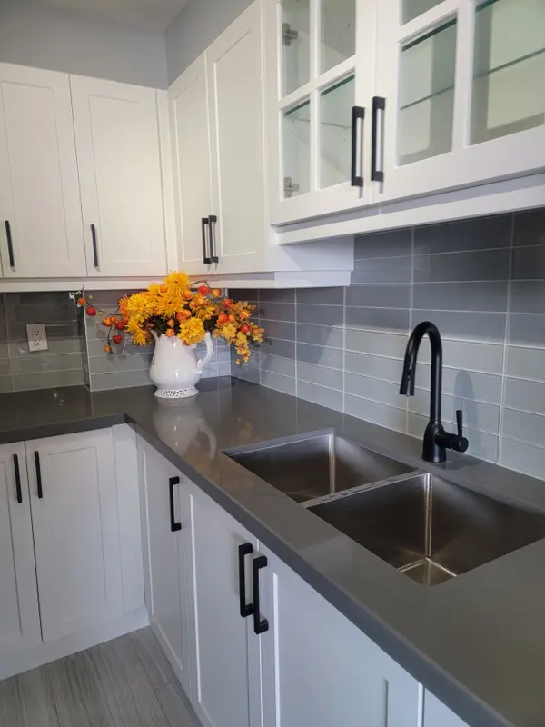 3 Massey SQ #1102, Toronto E03, ON M4C 5L5