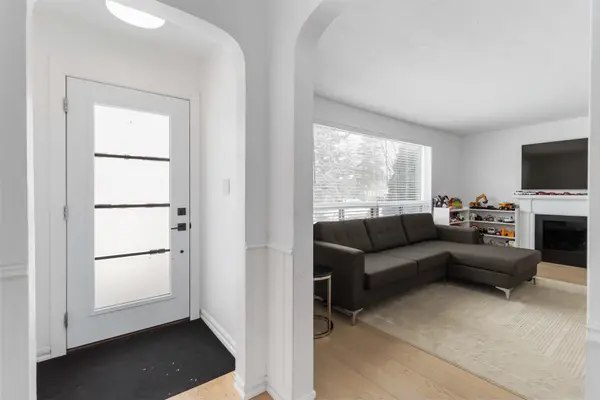 2046 Redan DR #Main, Mississauga, ON L4Y 1N8