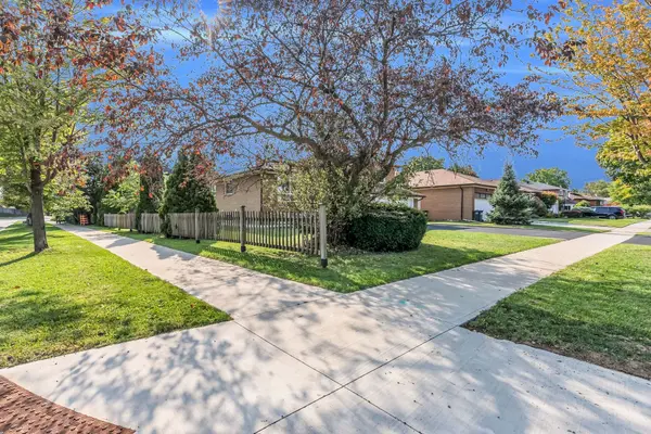 3432 Glorene CT, Mississauga, ON L4Y 3K3