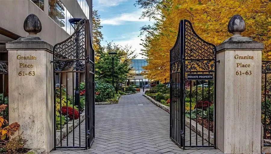 61 St Clair AVE W #1602, Toronto C02, ON M4V 2Y8