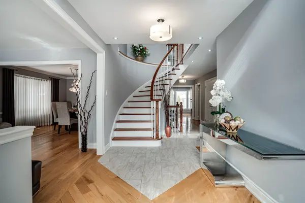 1519 Ballantrae DR, Mississauga, ON L5M 3N4