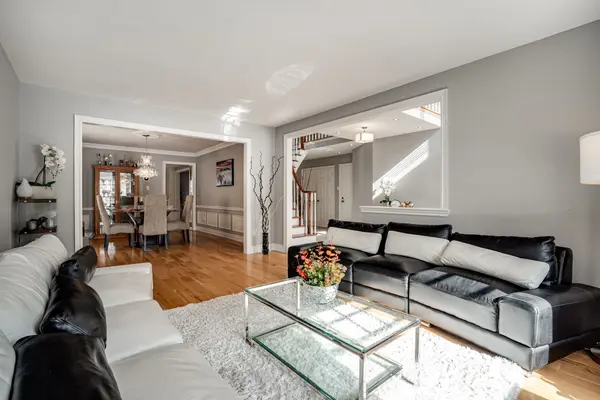 1519 Ballantrae DR, Mississauga, ON L5M 3N4