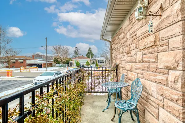 7 Belgate PL, Toronto W08, ON M9C 3Y5