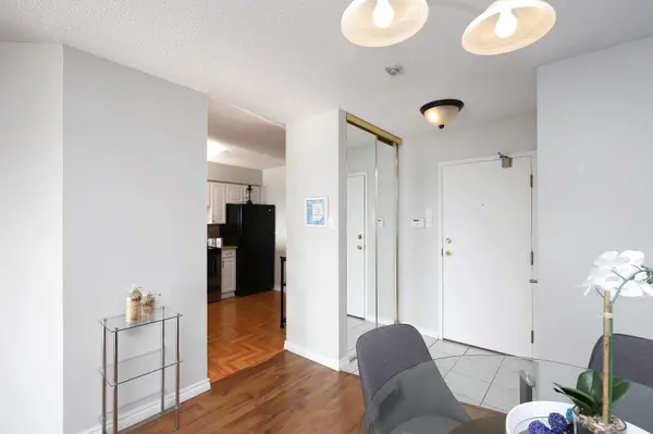 26 Hanover RD #1704, Brampton, ON L6S 4T2