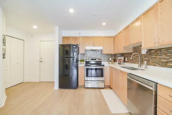 6 Dayspring CIR #2405, Brampton, ON L6P 2Z6