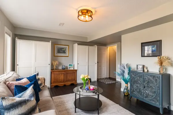 638 Woodlawn RD E #B, Guelph, ON N1E 0K4