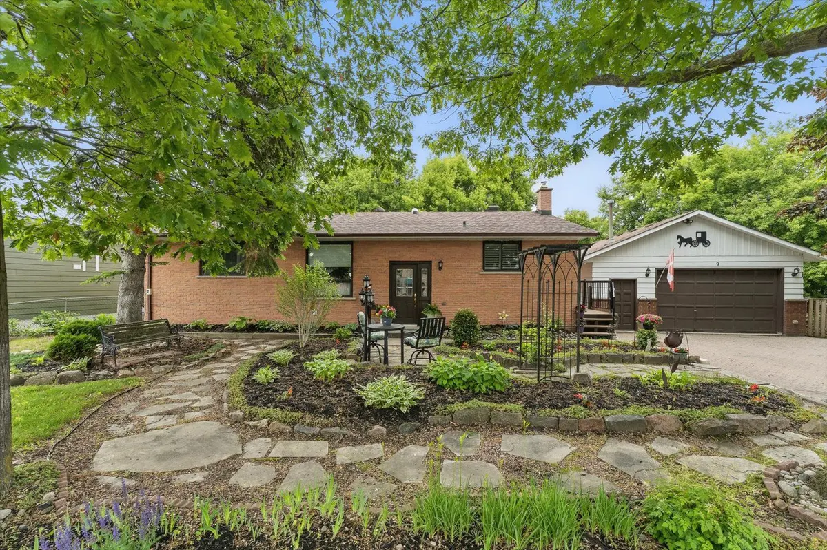 9 Thompson DR, East Gwillimbury, ON L9N 1L8