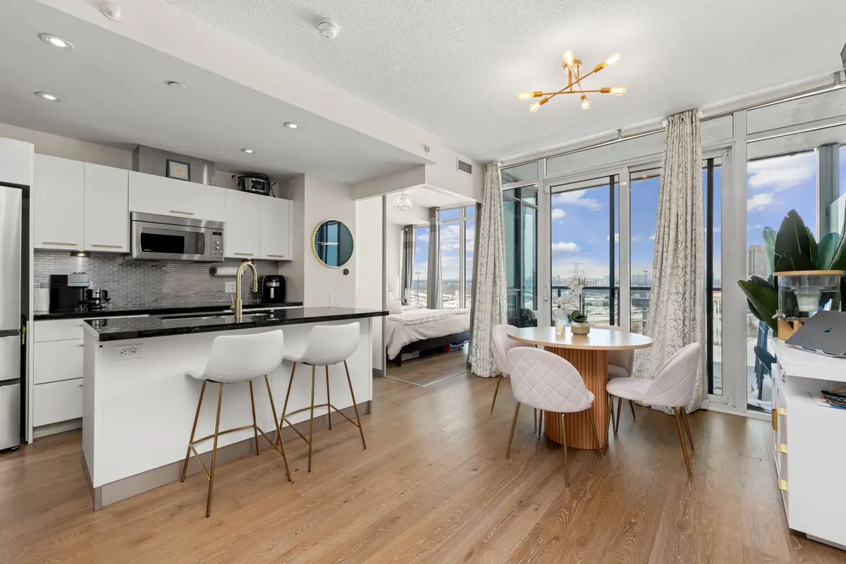 90 Park Lawn RD #1810, Toronto W06, ON M8Y 0B6