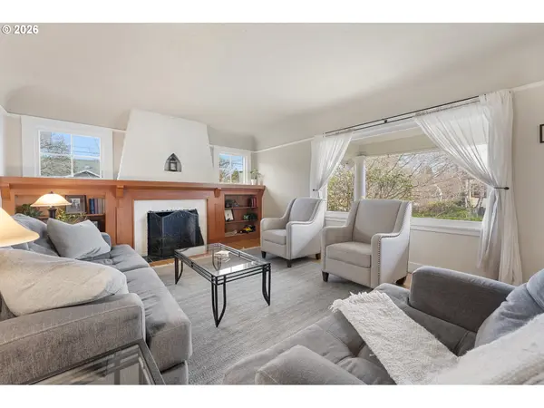 2106 SE KNAPP ST, Portland, OR 97202