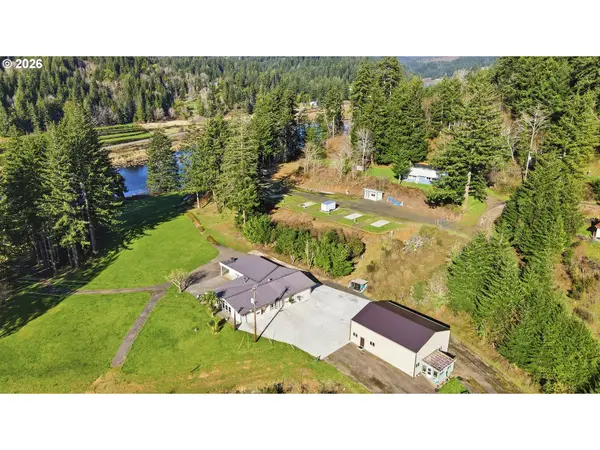 94475 Golf Course LN, North Bend, OR 97459