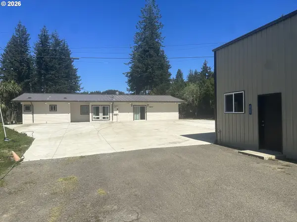 94475 Golf Course LN, North Bend, OR 97459