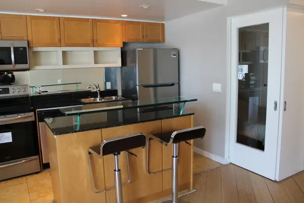 8 York ST #611, Toronto C01, ON M5J 2Y2