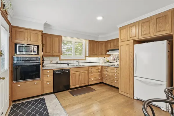 9 Thompson DR, East Gwillimbury, ON L9N 1L8