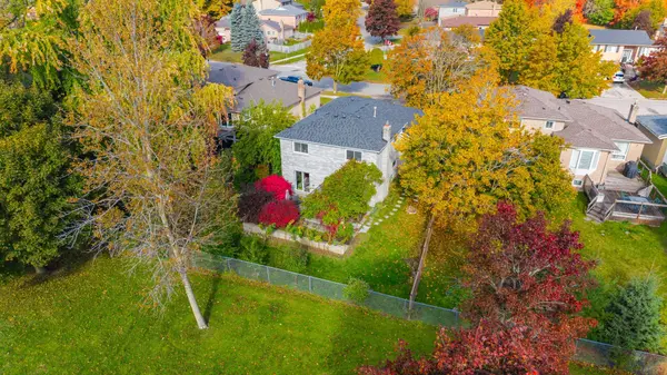 17 Beckett AVE, East Gwillimbury, ON L9N 1E6