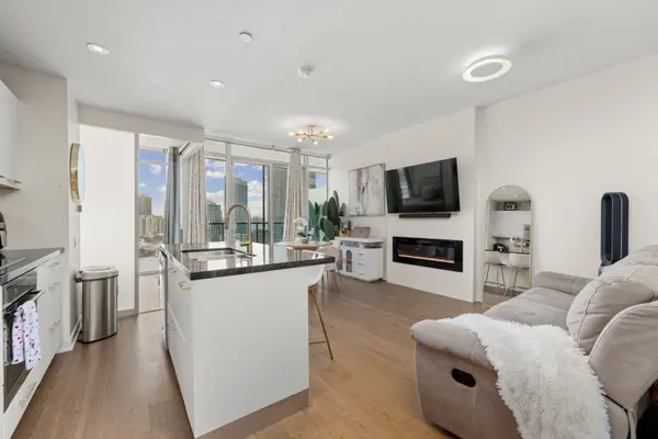 90 Park Lawn RD #1810, Toronto W06, ON M8Y 0B6