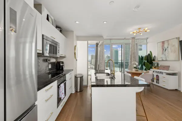 90 Park Lawn RD #1810, Toronto W06, ON M8Y 0B6