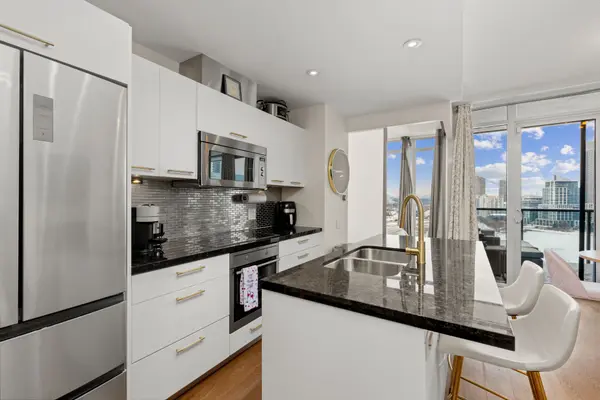 90 Park Lawn RD #1810, Toronto W06, ON M8Y 0B6