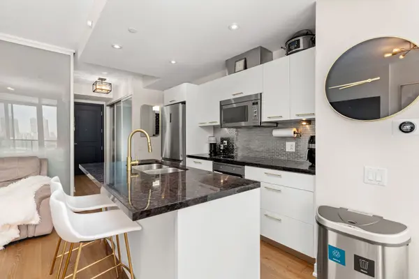 90 Park Lawn RD #1810, Toronto W06, ON M8Y 0B6