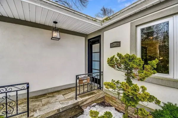 34 Oakley CT, Hamilton, ON L9G 1T5