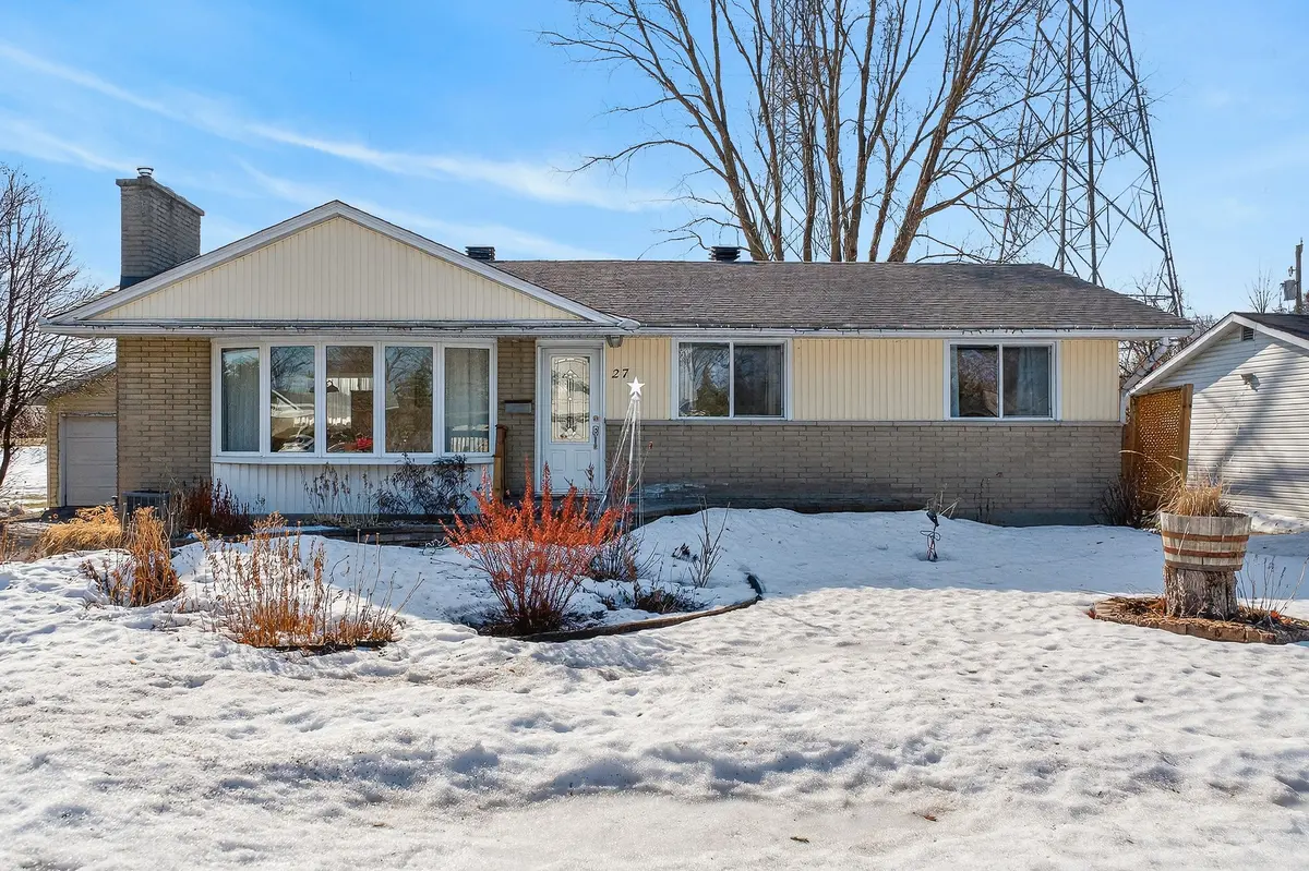 27 Ilkley CRES, South Of Baseline To Knoxdale, ON K2G 0W6