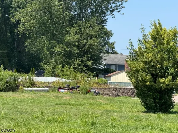 26 Christina St, Little Ferry Boro, NJ 07643