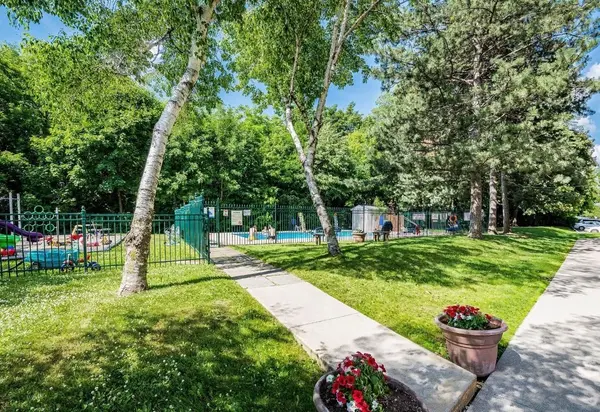 3145 Queen Frederica DR #806, Mississauga, ON L4Y 3A7