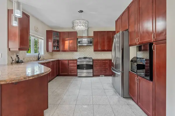 26 Louvain DR, Brampton, ON L6P 1W6