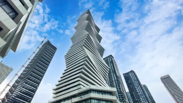 3900 Confederation Pkwy #4301,  Mississauga,  ON L5B 0M3