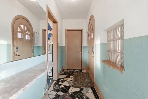 196 GLEN RD, Hamilton, ON L8S 3N4