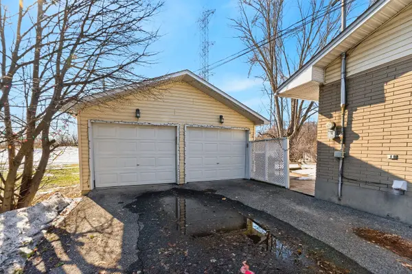 27 Ilkley CRES, South Of Baseline To Knoxdale, ON K2G 0W6