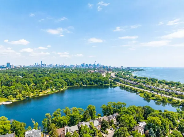 65 Southport ST #402, Toronto W01, ON M6S 3N6