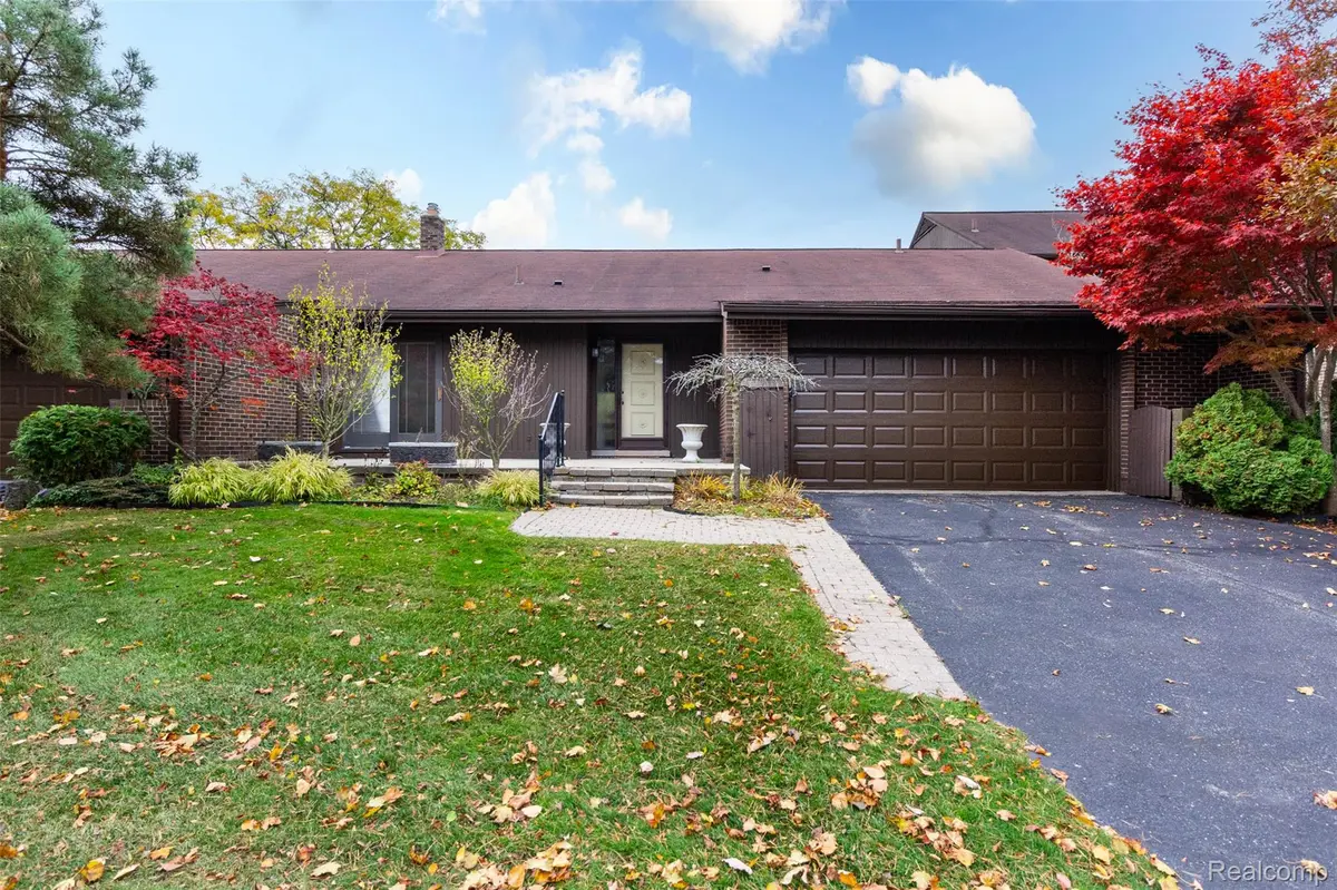 2045 Bordeaux ST, West Bloomfield Charter Township, MI 48323