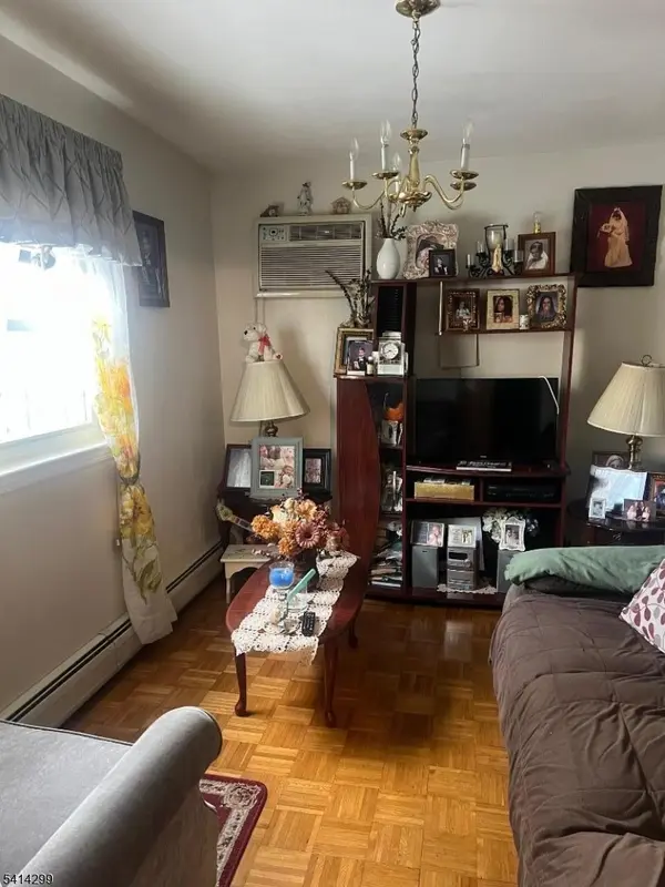 31 Downing St, Newark City, NJ 07105